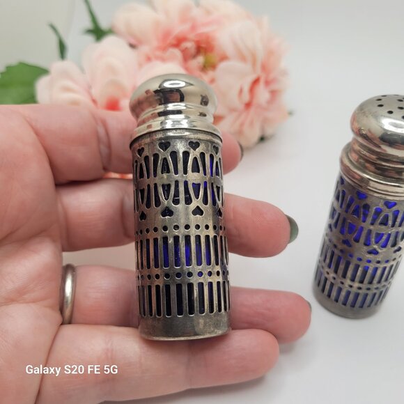 Vintage Silver Cobalt Blue Salt & Pepper Shakers Silver Plate Filigree MCM - Picture 3 of 6
